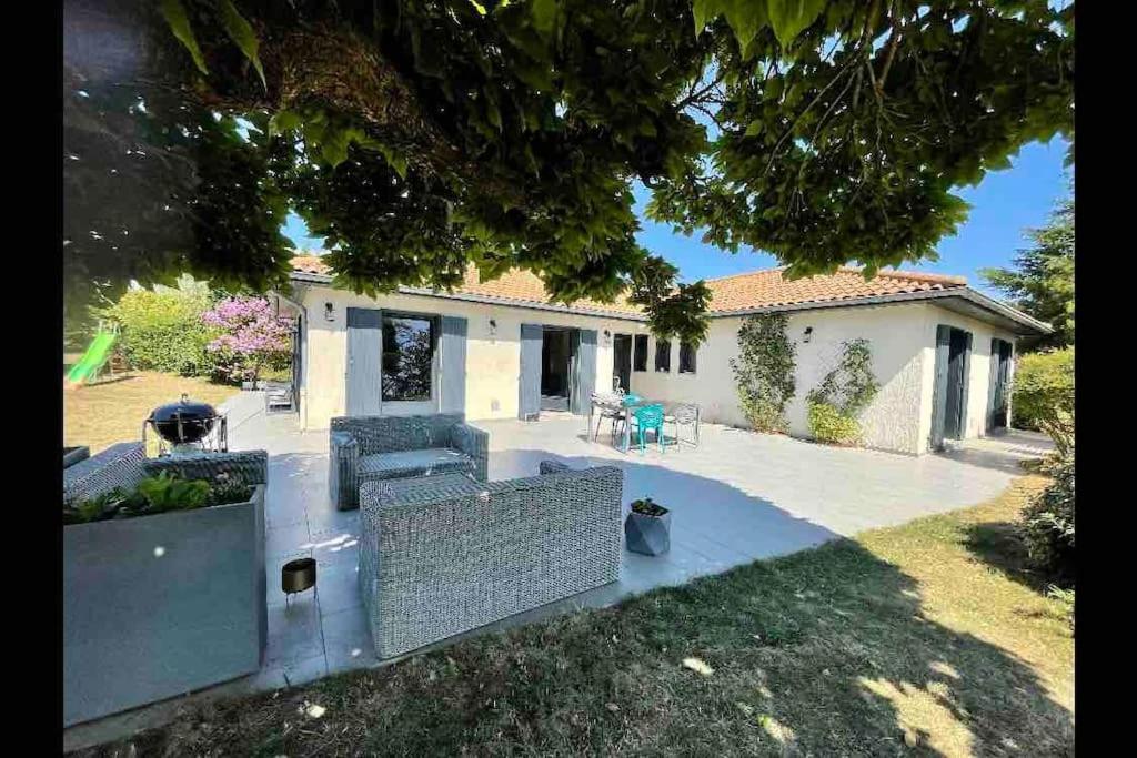 Logements Chaleureux Dans Maison Avec Piscine A 35 Min De Lyon Alix Kültér fotó